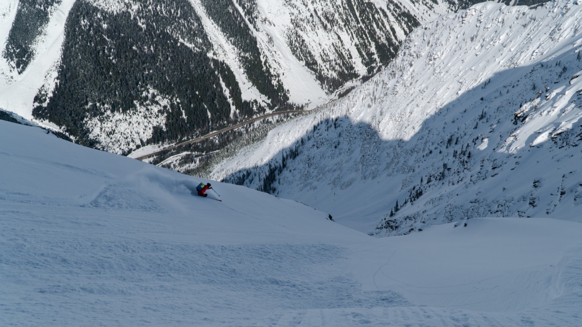 skier carving his first turn in cougar creek west in rogers pass