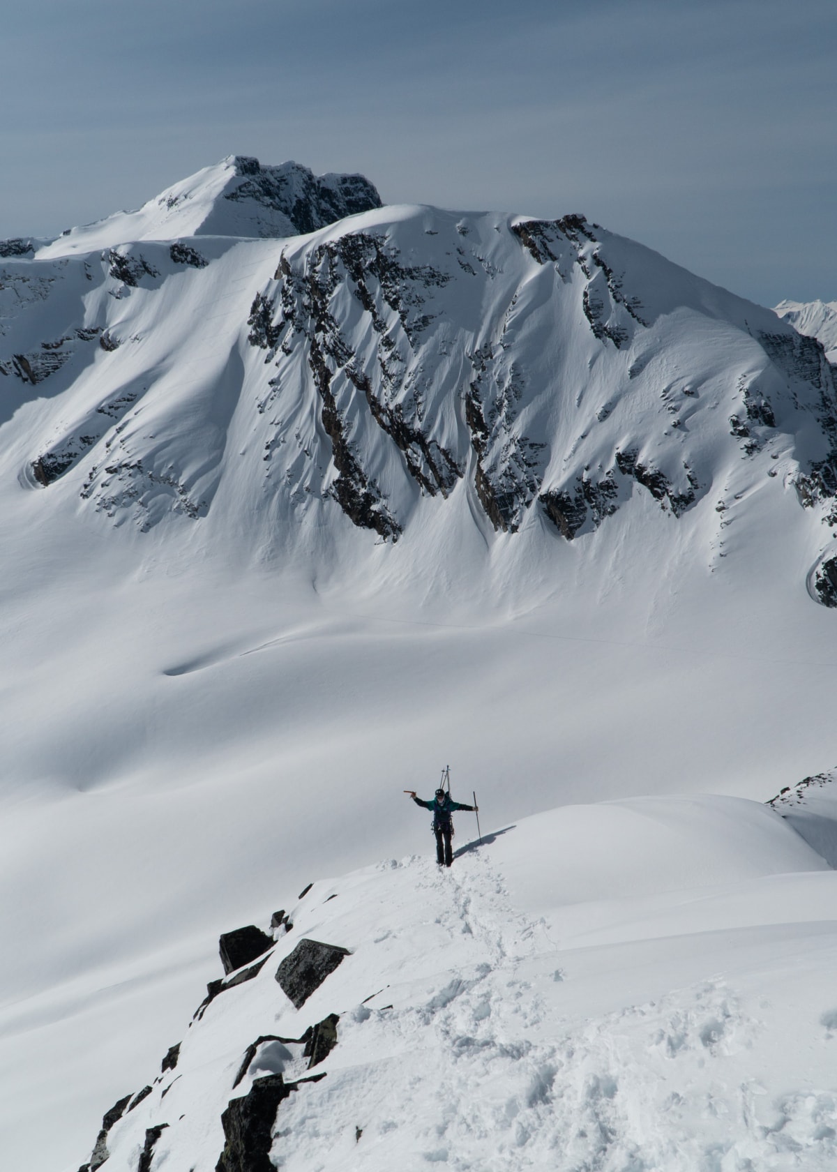 snowboader posing for the camera on the castor ridge